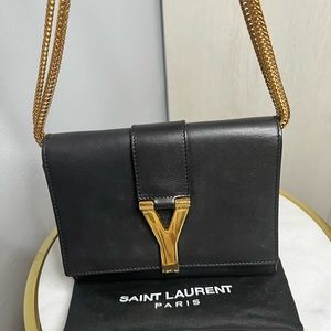 💎‼️ DISCONTINUED‼️💎Saint Laurent  black crossbody made with calfskin leather.